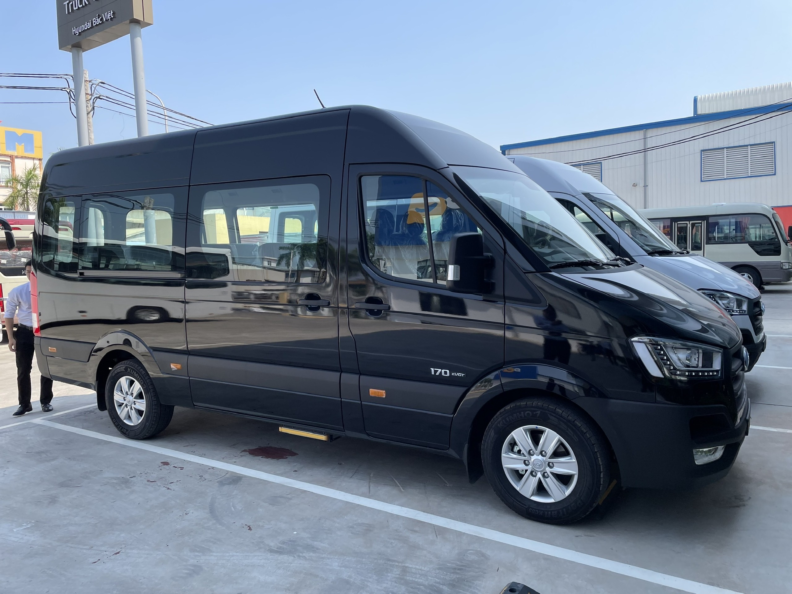 KIA SOLATI MINI BUS 16 SEATS -  CARS